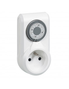 Programmateur ménager hebdomadaire avec fiche 2P+T et socle 2P+T 16A LEGRAND 095861