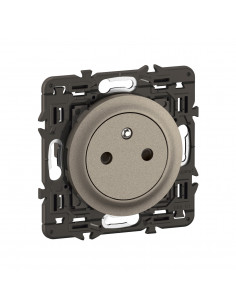Prise 2P+T Surface Céliane enjoliveur Titanium et support LEGRAND CY0111