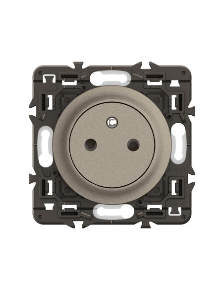 Prise 2P+T Surface Céliane enjoliveur Titanium et support LEGRAND CY0111