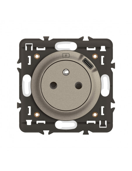 Prise 2P+T avec prise USB Type-C 7,5W Céliane enjoliveur Titanium et support LEGRAND CY0140