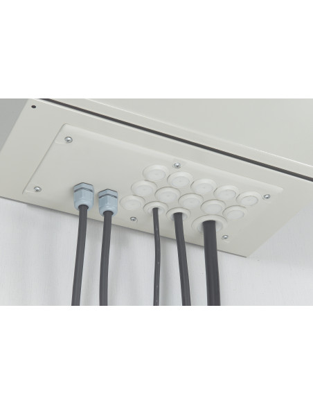 Plaque Cabstop IP55 avec 13 entrées Ø5mm à Ø14mm et 1 sortie Ø14mm à Ø24mm avec 1 réserve LEGRAND 036495